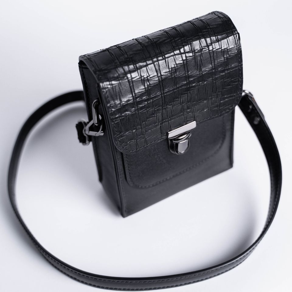 Tuck Shoulder Bag in Black Vegetable Tanned Leather
