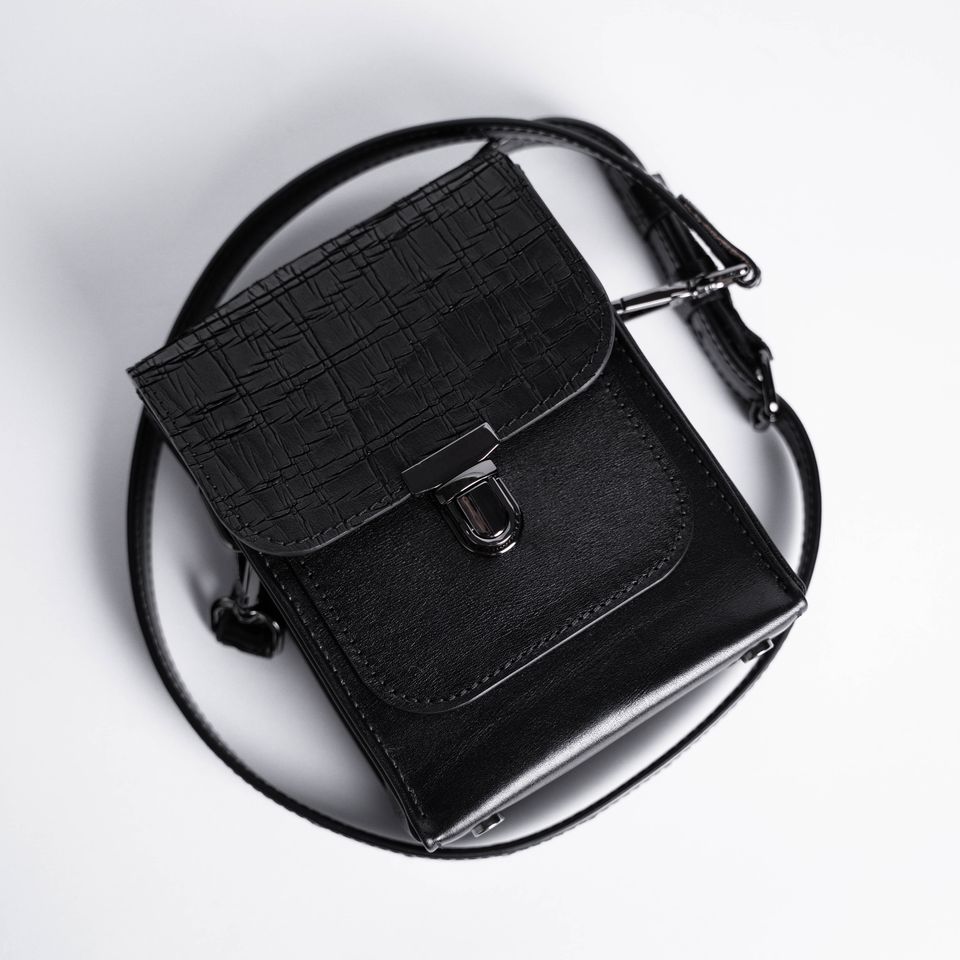 Tuck Shoulder Bag in Black Vegetable Tanned Leather
