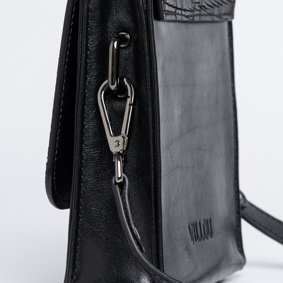 Shoulder Bag in Black Vegetable Tanned Leather