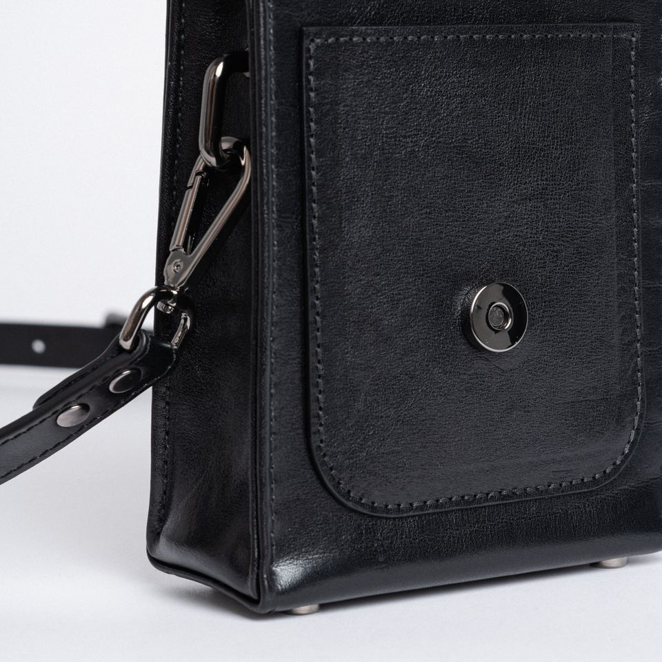 Shoulder Bag in Black Vegetable Tanned Leather